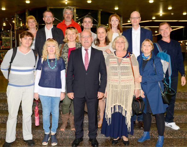 Bürgermeister Rudolf Jelinek begrüßt das Theater VERA aus Nishnij Nowgorod und Gäste der Studio Bühne Essen im Rathaus. Foto: Elke Brochhagen 