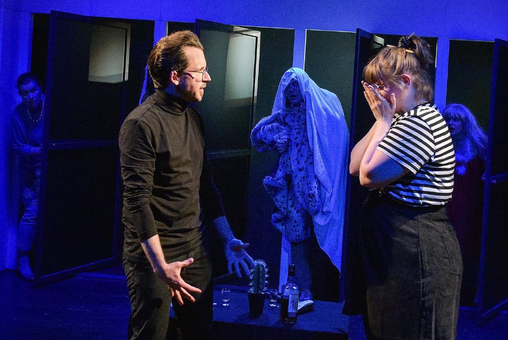 Der nackte Wahnsinn | Komödie von Michael Frayn | Mit: Sophie Eichelberg, Kirsten Fenner, Lisa Kaufmann, Yannic Krämer, Hans Rodehüser, Frauke Souren, Julian Stiene, Patrick Walter, Martin Wilke | Regie: Jörg Hentschel |
Assistenz: Elli Göhausen | Bühne: Walter Gonska, Konstantin Plewa | Fotos: Frank Vinken